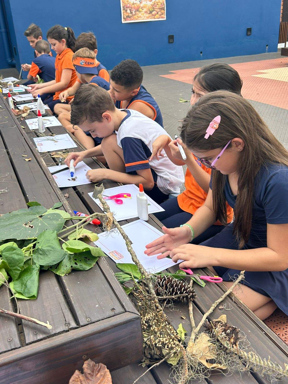 No outono as cores da natureza ganham vida nas mãos dos alunos em forma de arte